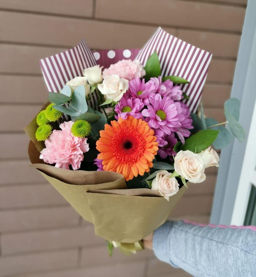 Букет Цветные краски в Петушках Букет цветов из: Розы, Хризантемы, Гвоздики и Герберы в Петушках