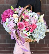 Композиция солнечный день в Петушках Цветочная композиция из Розы, Хризантемы, Пионы и Лизиантусы в корзине в Петушках
