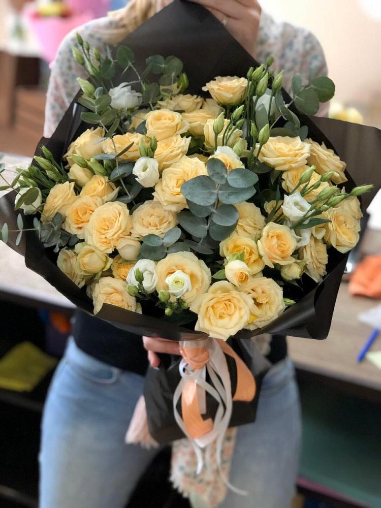 Букет птица счастья в Петушках Букет цветов из: Розы и Лизиантусы в Петушках