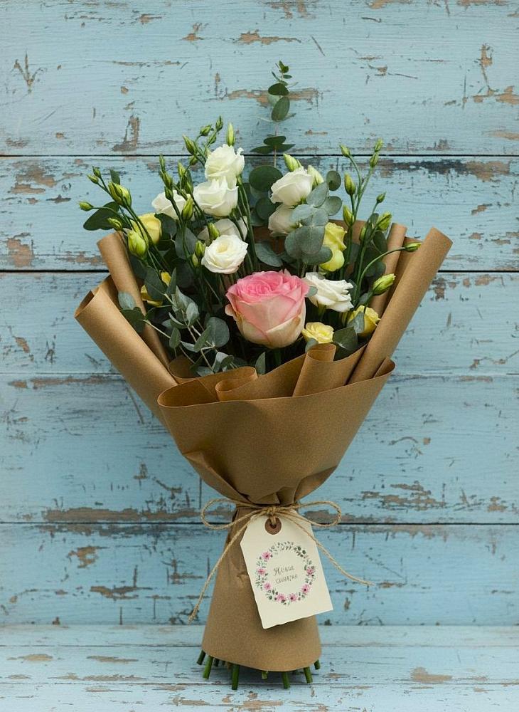 Букет нежный привет в Петушках Букет цветов из: Розы и Лизиантусы в Петушках