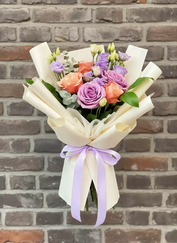 Букет цветочные ноты в Петушках Букет цветов из: Лизиантусы и Розы в Петушках