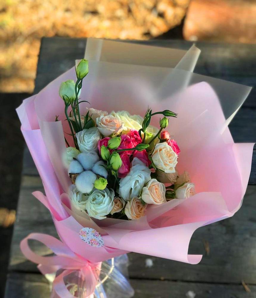 Букет цветочный коктейль в Петушках Букет цветов из: Розы и Лизиантусы в Петушках