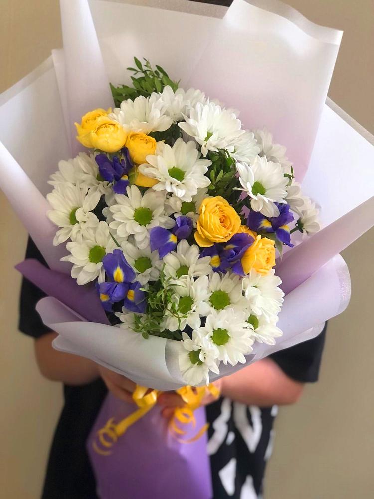 Букет солнечный привет в Петушках Букет цветов из: Ирисы, Хризантемы и Розы в Петушках