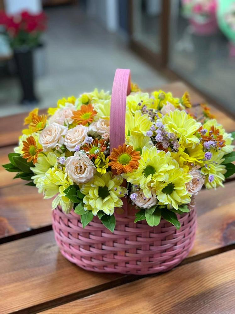 Композиция цветы лета в Петушках Цветочная композиция из Хризантемы и Розы в корзине в Петушках