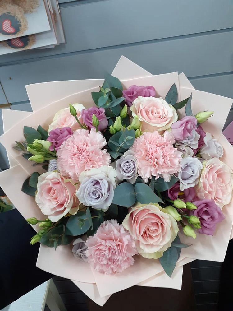 Букет обаятельный в Петушках Букет цветов из: Розы, Гвоздики и Лизиантусы в Петушках