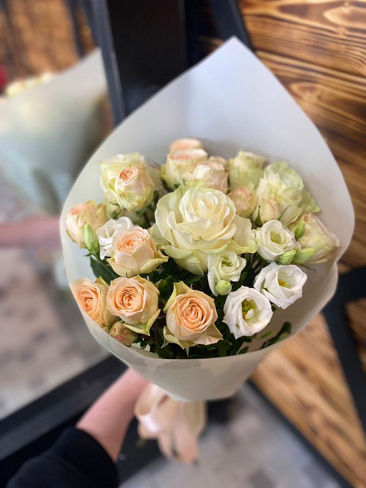 Букет Летний бриз в Петушках Букет цветов из: Розы и Лизиантусы в Петушках